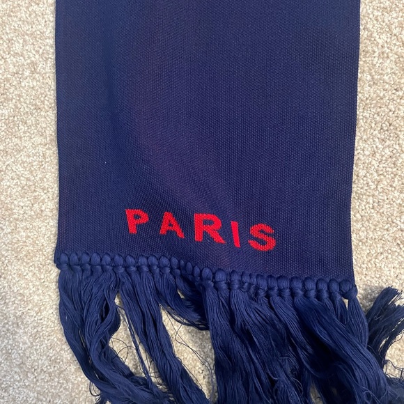 Givenchy Paris football scarf. New without tags! - Picture 4 of 7